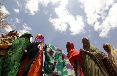 Displaced women queue for non-food items from the United Nations High Commissioner for Refugees at the Kabasa transit centre for the internally displaced people in Dollow town, along the Somalia-Ethiopia border, August 30, 2011. REUTERS/Thomas Mukoya