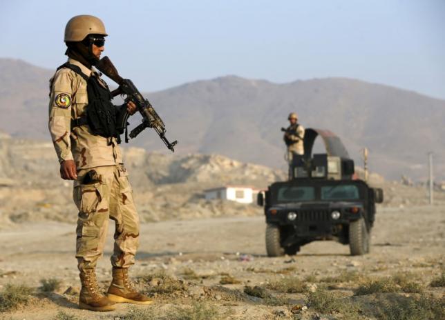 Afghan policemen stand guard at a checkpoint in the Deh Sabz district of Kabul, Afghanistan October 14, 2015. REUTERS/Omar Sobhani