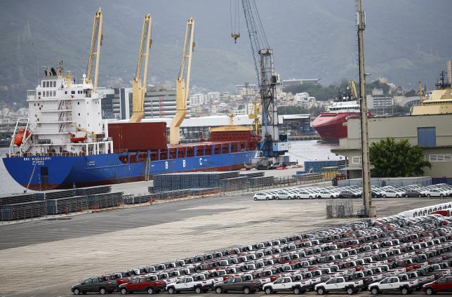 Hundreds of cars stand in the port of Rio de Janeiro, Brazil December 1, 2015.  REUTERS/Ricardo Moraes