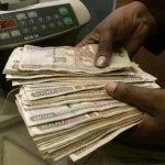 A currency dealer counts Kenya shillings at a money exchange counter in Nairobi October 23, 2008.    REUTERS/Antony Njuguna