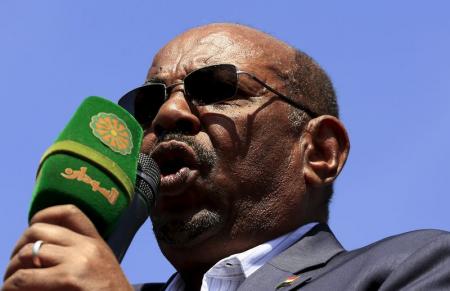 Sudan's President Omar Hassan Ahmad al-Bashir addresses supporters during a National Dialogue campaign event in Khartoum February 8, 2016.  REUTERS/Mohamed Nureldin Abdallah
