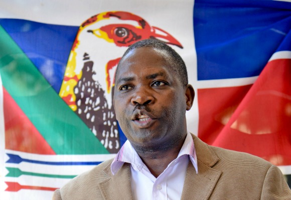O porta-voz da Renamo, António Muchanga, fala aos jornalistas durante uma conferência de imprensa onde anunciou a suspensão das suas ações armadas no centro de Moçambique, para permitir o recenseamento eleitoral na região, em Maputo, Moçambique, 07 de maio de 2014. ANTÓNIO SILVA/LUSA