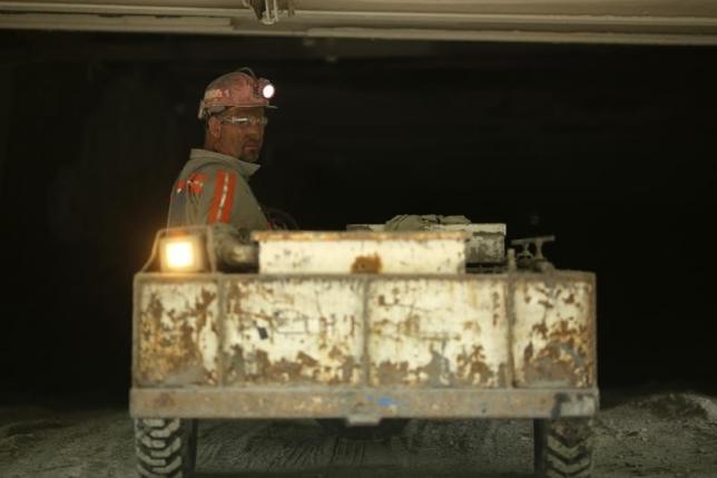 Nick Browning enters a coal mine prior to the start of the afternoon shift at a coal mine near Gilbert, West Virginia May 22, 2014. REUTERS/Robert Galbraith