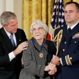 U.S. President George W. Bush (L) awards the Presidential Medal of Freedom to American novelist Harper Lee (C) in the East Room of the White House, November 5, 2007.      REUTERS/Larry Downing    (UNITED STATES) - RTR1VOTO