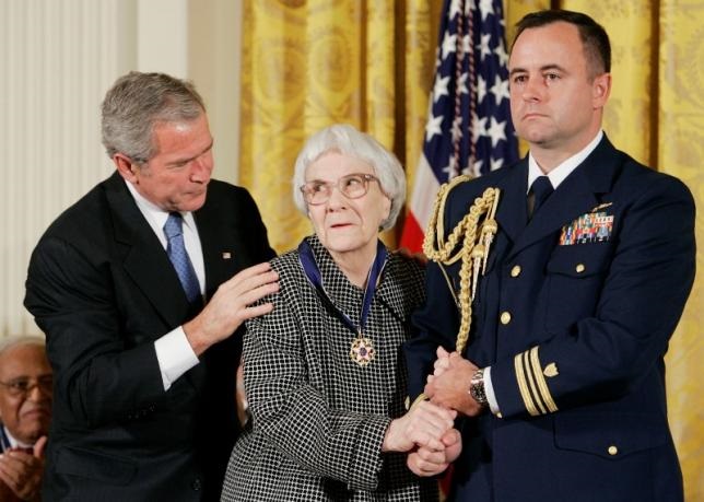 U.S. President George W. Bush (L) awards the Presidential Medal of Freedom to American novelist Harper Lee (C) in the East Room of the White House, November 5, 2007.      REUTERS/Larry Downing    (UNITED STATES) - RTR1VOTO