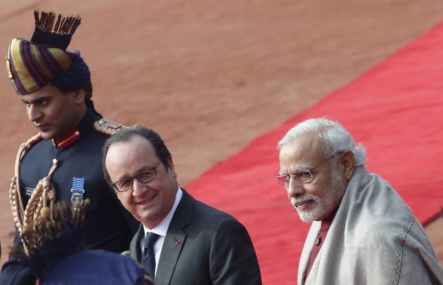 French President Francois Hollande and India's Prime Minister Narendra Modi (R) walk during his ceremonial reception at the forecourt of India's Rashtrapati Bhavan presidential palace in New Delhi, India, January 25, 2016. REUTERS/Adnan Abidi