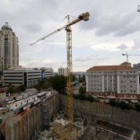 Construction is seen below the skyline of Johannesburg's upmarket Sandton suburb, February 5, 2016.  . REUTERS/Mike Hutchings