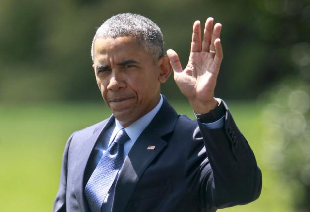 U.S. President Barack Obama waves as he walks from the Oval Office of the White House in Washington before their departure  September 9, 2015.  REUTERS/Yuri Gripas
