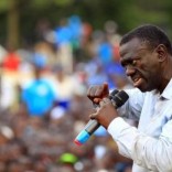 Uganda's leading opposition presidential candidate Kizza Besigye of the Forum for Democratic Change (FDC) party campaigns in Jinja industrial town, in eastern Uganda February 12, 2016, ahead of the Feb. 18 presidential election. REUTERS/James Akena