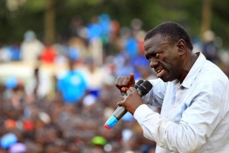 Uganda's leading opposition presidential candidate Kizza Besigye of the Forum for Democratic Change (FDC) party campaigns in Jinja industrial town, in eastern Uganda February 12, 2016, ahead of the Feb. 18 presidential election. REUTERS/James Akena