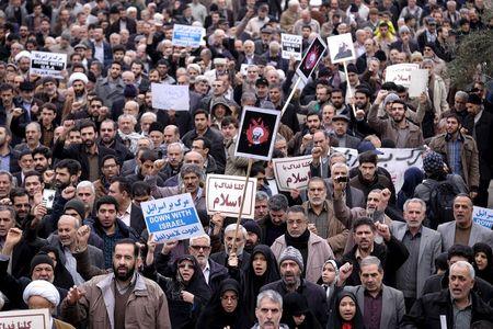 Iranian protesters chant slogans during a rally against the execution of Sheikh Nimr al-Nimr in Saudi Arabia, after Friday prayers in Tehran January 8, 2016. REUTERS/Raheb Homavandi/