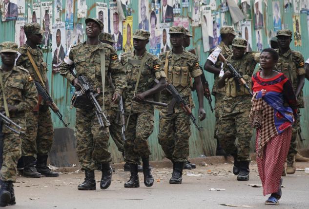Ugandan soldiers patrol a street in Kampala, Uganda February 20, 2016.  REUTERS/Goran Tomasevic