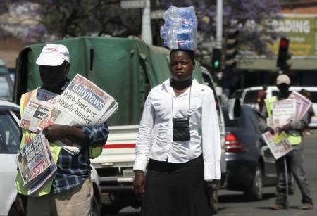 Hawkers sell newspapers and bottled water  on the streets of Zimbabwe's capital Harare, September 17, 2015.  REUTERS/Philimon Bulawayo
