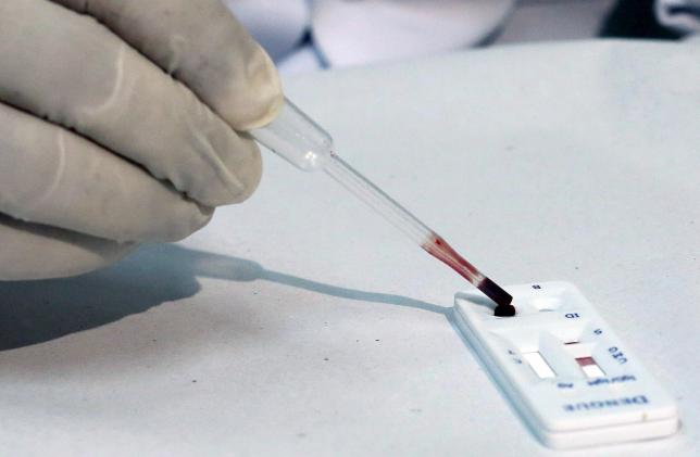 A health agent uses a new test kit that rapidly diagnoses three different mosquito-borne viruses in Sao Paulo, Brazil, January 18, 2016. REUTERS/Rodrigo Paiva