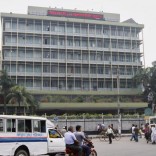 Commuters pass by the front of the Bangladesh central bank building in Dhaka March 8, 2016. REUTERS/Ashikur Rahman