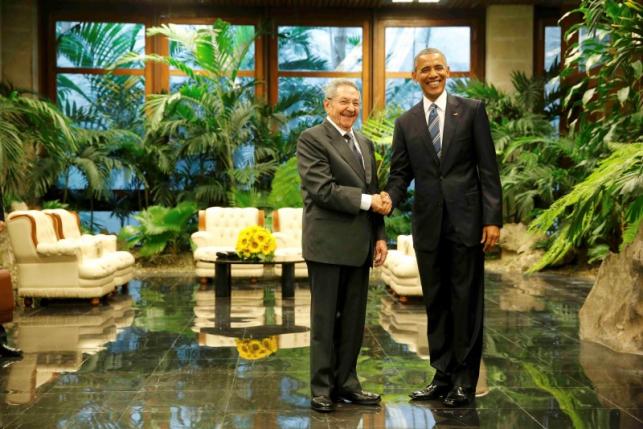 U.S. President Barack Obama and Cuba's President Raul Castro shake hands during their first meeting on the second day of Obama's visit to Cuba, in Havana March 21, 2016.  REUTERS/Jonathan Ernst