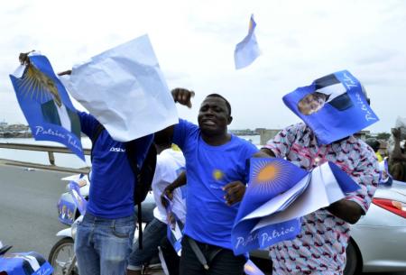 Supporters of presidential candidate Patrice Talon campaign ahead of the second round of Benin's presidential election on Sunday in Cotonou, Benin, March 18, 2016. REUTERS/Charles Placide Tossou