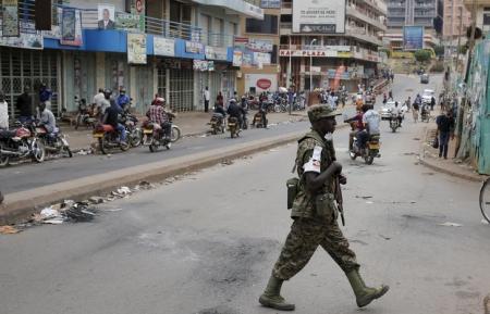 An Ugandan soldier patrols a street in Kampala, Uganda February 20, 2016.  REUTERS/Goran Tomasevic