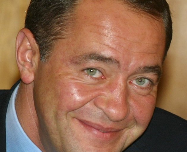 This photo taken on August 23, 2002 shows Russian Minister of Press, Television and Radio Broadcasting, Mikhail Lesin during his trip to Vladivostok with Russian president. Controversial Russian media mogul Mikhail Lesin, who helped found the RT English-language television network, has been found dead at a Washington hotel on November 6, 2015. He was 57. AFP PHOTO / ALEXANDER NEMENOV        (Photo credit should read ALEXANDER NEMENOV/AFP/Getty Images)