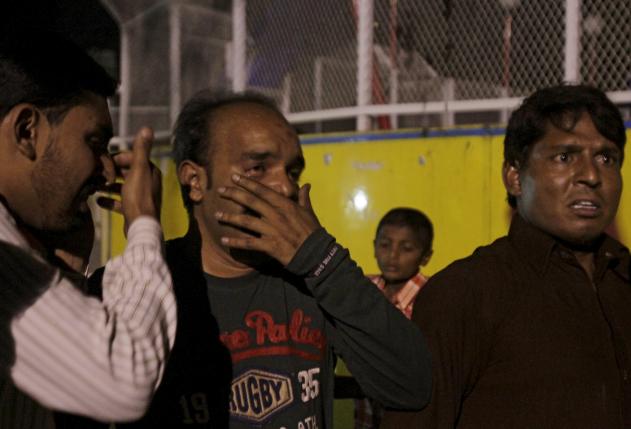 Men mourn the death of their relatives after a blast outside a public park in Lahore, Pakistan, March 27, 2016.  REUTERS/Mohsin Raza