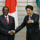 Zimbabwe's President Robert Mugabe (L) shakes hands with Japan's Prime Minister Shinzo Abe at the start of their talks at the latter's official residence in Tokyo on March 28, 2016.
Mugabe arrived in Japan on March 27 for a five-day official working visit. / AFP / POOL / Kimimasa Mayama