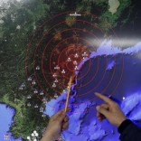 Ko Yun-hwa (L), Administrator of Korea Meteorological Administration, points at where seismic waves observed in South Korea came from, during a media briefing at Korea Meteorological Administration in Seoul, South Korea, January 6, 2016. REUTERS/Kim Hong-Ji