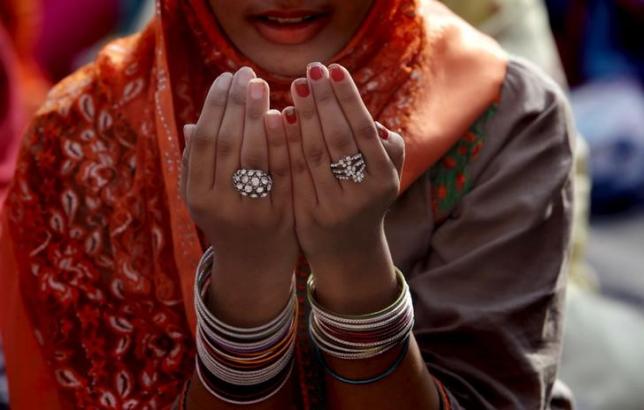 A Muslim woman performs her prayers at a mass prayer for Eid al-Adha at the Badshahi mosque in Lahore, Pakistan September 25, 2015. REUTERS/Mohsin Raza/Files