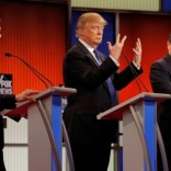 Republican U.S. presidential candidate Donald Trump shows off the size of his hands as rivals Marco Rubio (L) and Ted Cruz (R) look on at the start of the U.S. Republican presidential candidates debate in Detroit, Michigan, March 3, 2016. REUTERS/Jim Young