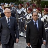 French President Francois Hollande and Lebanese Prime Minister Tammam Salam (L) review the honor guards at the government palace in downtown Beirut, Lebanon, April 16, 2016. REUTERS/Wael Hamzeh/Pool