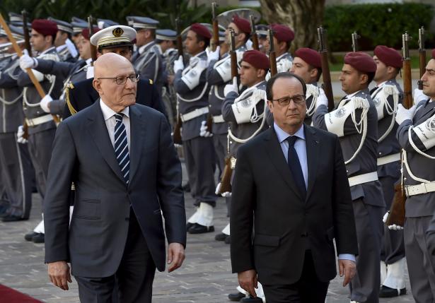 French President Francois Hollande and Lebanese Prime Minister Tammam Salam (L) review the honor guards at the government palace in downtown Beirut, Lebanon, April 16, 2016. REUTERS/Wael Hamzeh/Pool