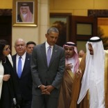 U.S. President Barack Obama and Saudi King Salman (R) walk together following their meeting at Erga Palace in Riyadh, Saudi Arabia April 20, 2016. REUTERS/Kevin Lamarque