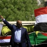 Sudanese President Omar Hassan al-Bashir waves to the crowd during a war torn Darfur peace campaign rally at Nyala in South Darfur, April 4, 2016. REUTERS/Mohamed Nureldin Abdallah