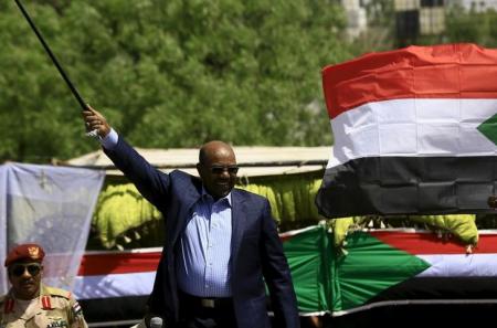 Sudanese President Omar Hassan al-Bashir waves to the crowd during a war torn Darfur peace campaign rally at Nyala in South Darfur, April 4, 2016. REUTERS/Mohamed Nureldin Abdallah