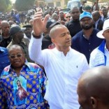 Democratic Republic of Congo's opposition presidential candidate Moise Katumbi (C) waves to his supporters as he walks to the prosecutor's office over government allegations he hired mercenaries in a plot against the state, in Lubumbashi, the capital of Katanga province of the Democratic Republic of Congo, May 9, 2016. REUTERS/Kenny Katombe