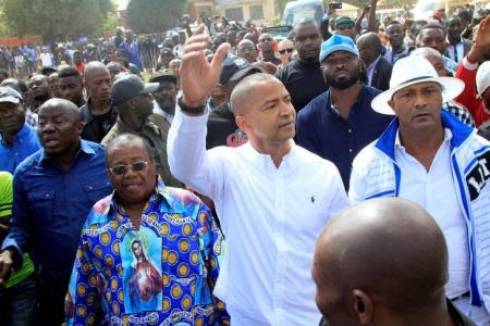 Democratic Republic of Congo's opposition presidential candidate Moise Katumbi (C) waves to his supporters as he walks to the prosecutor's office over government allegations he hired mercenaries in a plot against the state, in Lubumbashi, the capital of Katanga province of the Democratic Republic of Congo, May 9, 2016. REUTERS/Kenny Katombe
