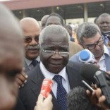 Presidential Candidate Afonso Dhlakama of the Mozambican Resistance Movement (RENAMO) speaks to the media after voting in Maputo October 15, 2014. REUTERS/Grant Lee Neuenburg
