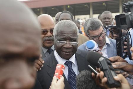 Presidential Candidate Afonso Dhlakama of the Mozambican Resistance Movement (RENAMO) speaks to the media after voting in Maputo October 15, 2014. REUTERS/Grant Lee Neuenburg