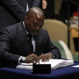 Congo President Joseph Kabila signs the Paris Agreement on climate change at United Nations Headquarters in Manhattan, New York, U.S., April 22, 2016. REUTERS/Carlo Allegri