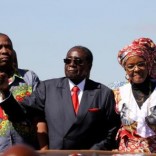 Zimbabwe's President Robert Mugabe and his wife Grace greet supporters of his ZANU (PF) party during the "One Million Man March",  a show of support of Mugabe's rule in Harare, Zimbabwe, May 25, 2016.  REUTERS/Philimon Bulawayo.