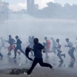 Protesters run away from the police during clashes in Nairobi, Kenya May 16, 2016. REUTERS/Goran Tomasevic - RTSEHUV