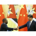 Mhoje_nyusixihandshake5_photo_jpg