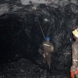 Mine workers are pictured at the Freda Rebecca gold mine in Bindura town February 7, 2015.   REUTERS/Philimon Bulawayo