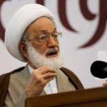 Bahrain's leading Shi'ite cleric Isa Qassim gives a rare speech as a translator is seen behind him at Saar Mosque, west of Manama, Bahrain February 10, 2012.  REUTERS/Hamad I Mohammed/File Photo