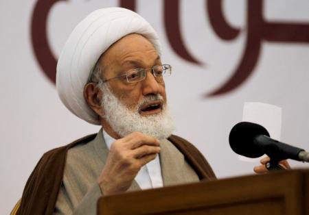 Bahrain's leading Shi'ite cleric Isa Qassim gives a rare speech as a translator is seen behind him at Saar Mosque, west of Manama, Bahrain February 10, 2012.  REUTERS/Hamad I Mohammed/File Photo