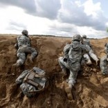 Paratroopers of the 173rd Airborne Brigade of the U.S. Army in Europe take part in military exercise "Black Arrow" in Rukla May 14, 2014. REUTERS/Ints Kalnins/File Photo