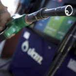 A worker grabs a nozzle at a PTT gas station in Bangkok, Thailand, January 5, 2016.   REUTERS/Athit Perawongmetha