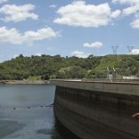 An official of the Zimbabwe Electricity Supply Authourity (ZESA) inspects water levels on the Kariba dam in Kariba, Zimbabwe, February 19, 2016. REUTERS/Philimon Bulawayo