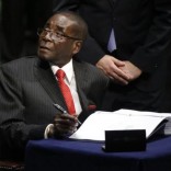 Zimbabwean President Robert Mugabe signs the Paris Agreement on climate change at the United Nations Headquarters in Manhattan, New York, U.S., April 22, 2016.   REUTERS/Carlo Allegri