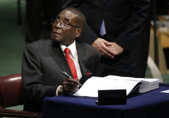 Zimbabwean President Robert Mugabe signs the Paris Agreement on climate change at the United Nations Headquarters in Manhattan, New York, U.S., April 22, 2016.   REUTERS/Carlo Allegri