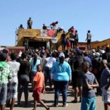Locals attempt to gain access to a shop before looting during protests in Atteridgeville, a township located to the west of Pretoria, South Africa June 21, 2016. REUTERS/Siphiwe Sibeko